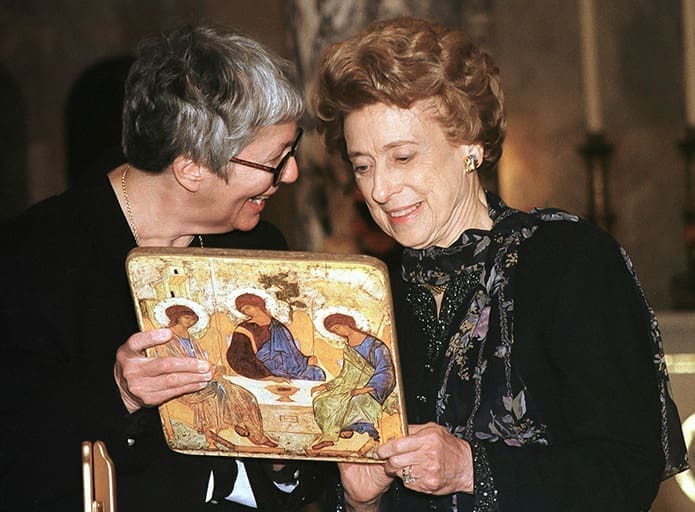 Lindy Boggs, right, receives the first Education for Parish Service Award from Sister Mary Ann Cook in Washington in this Oct. 28, 1998, file photo. Boggs, a former member of Congress and a former U.S. ambassador to the Holy See, died July 27 at age 97. The EPS award she received recognized a layperson for living out the ideals and practices of the Catholic faith.