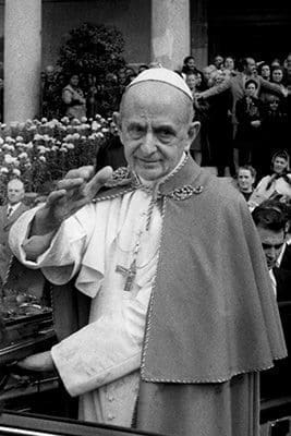 Pope Paul VI greets the crowd as he visits the Verano cemetery in Rome in 1973. CNS photo/Giancarlo Giuliani, Catholic Press Photo