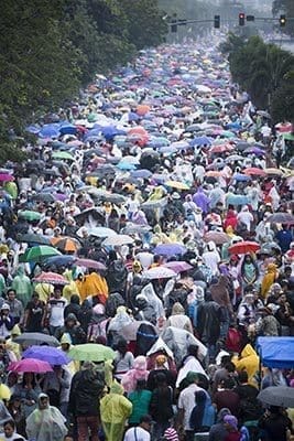 Pilgrims walk down Roxas Boulevard in Manila, Philippines, Jan. 18. CNS photo/Tyler Orsburn