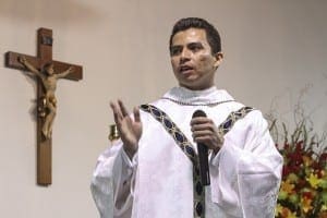 El Padre Feiser Muoz, vicario parroquial en Christ the King Mission, comparte algunas observaciones finales. El Padre Muoz desempe un papel importante en ayudar a trasladar la misin a su nueva sede en Buford Highway, detrs de Northeast Plaza. Foto de Michael Alexander