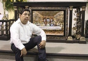 Alfonso Jurez, nativo de Mxico, se sienta en el altar que hizo para Christ the King Mission, el cual est hecho de metal con una superficie de mrmol. Foto de Michael Alexander