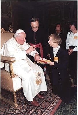 Elżbieta Gürtler-Krawczyńska meets with Pope John Paul II in Rome on Feb. 20, 2000. He blessed the folder with documents with petitions to the archbishop of Atlanta and the provincial of the Society of Christ for North America to reestablish the Polish Apostolate in Atlanta after an eight-year hiatus. Six months later, they did so.