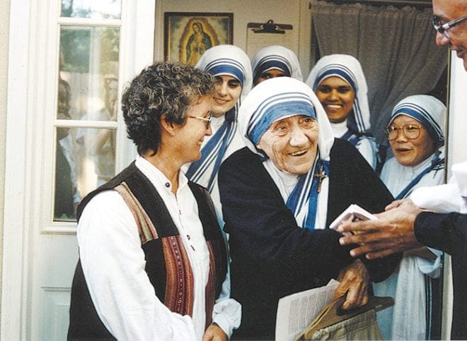 Mother Teresa greets people after Mass June 13, 1995, for volunteers at the Gift of Grace House in Atlanta. Dr. Sharne Sheehey, left, of Grady Hospital’s Infectious Disease Clinic, asked Mother Teresa for the Missionaries of Charity’s help with homeless AIDS patients. Photo By Gretchen Keiser